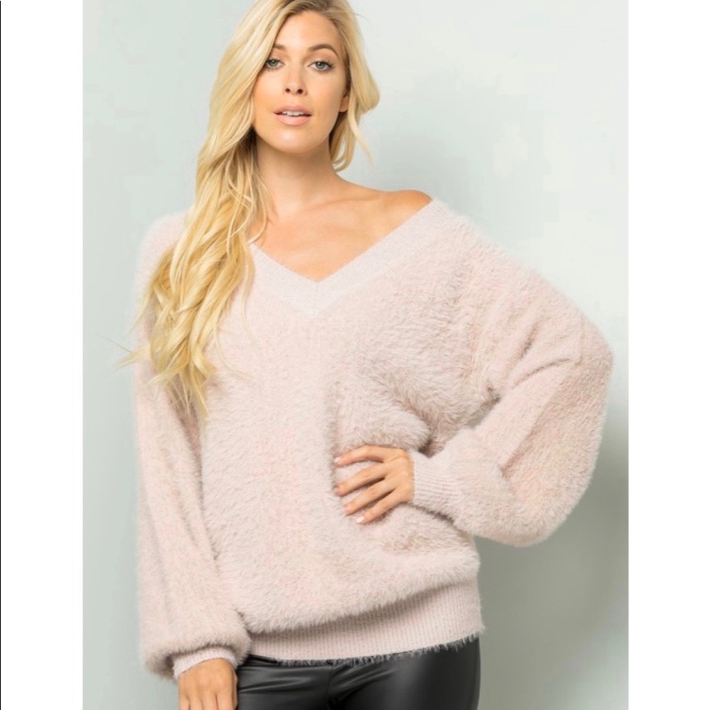 So plush V-NECK SWEATER😍 - Picture 2 of 7